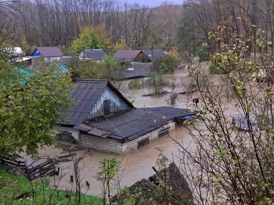 Подслушано в хадыженске. Хадыженск наводнение 2018. Наводнение в Хадыженске сейчас. Город Хадыженск наводнение. Хадыженск улица Московская наводнение.