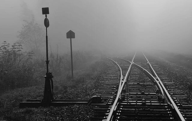 6 4 в никуда. Рельсы в тумане. Рельсы черно белые. Уходящий поезд. Железная дорога туман.