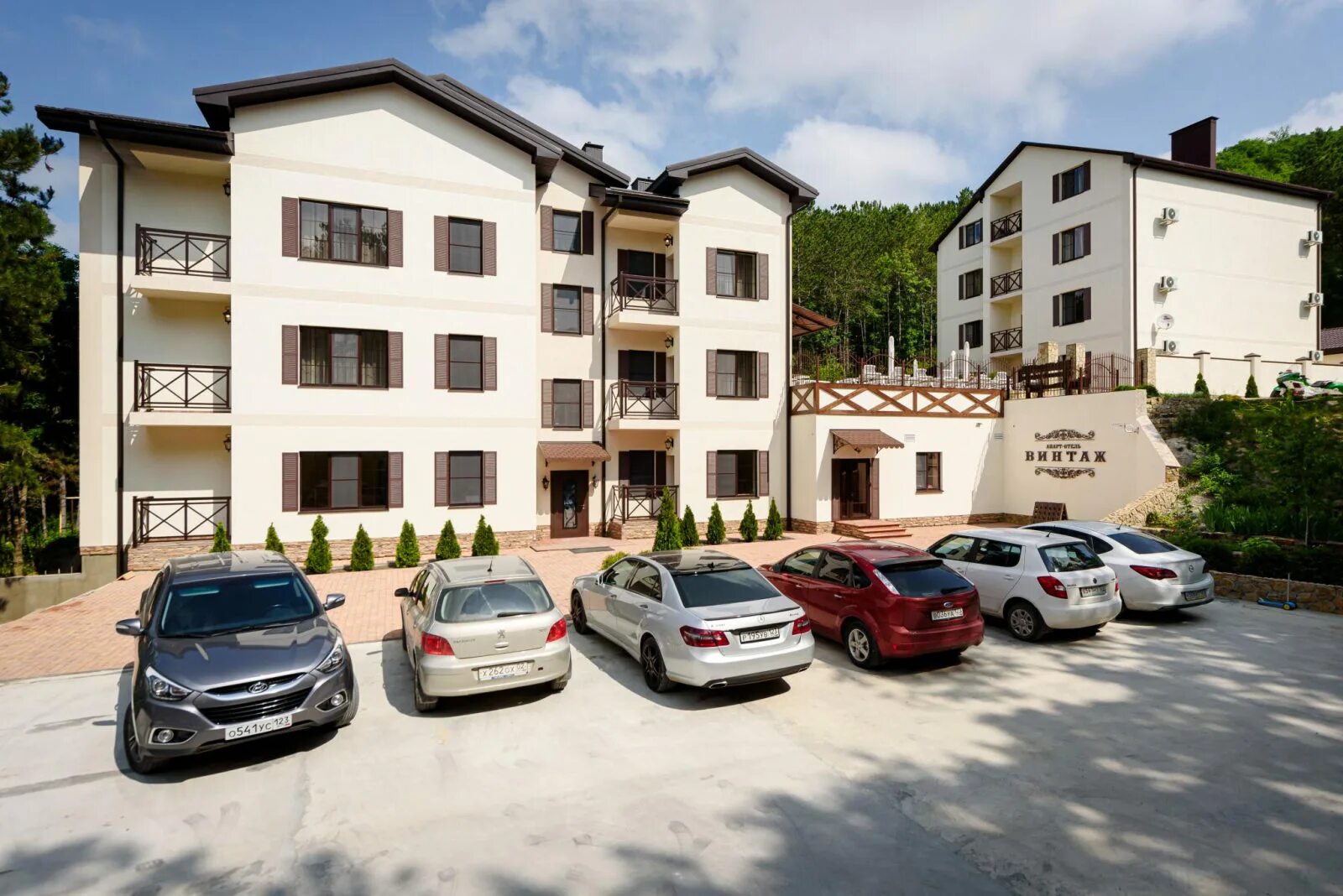 Гостиницы абрау. Отель круглое озеро абрау дюрсо. Крылья ул. Абрау дюрсо гостевой дом. Бутик отель империал абрау дюрсо.