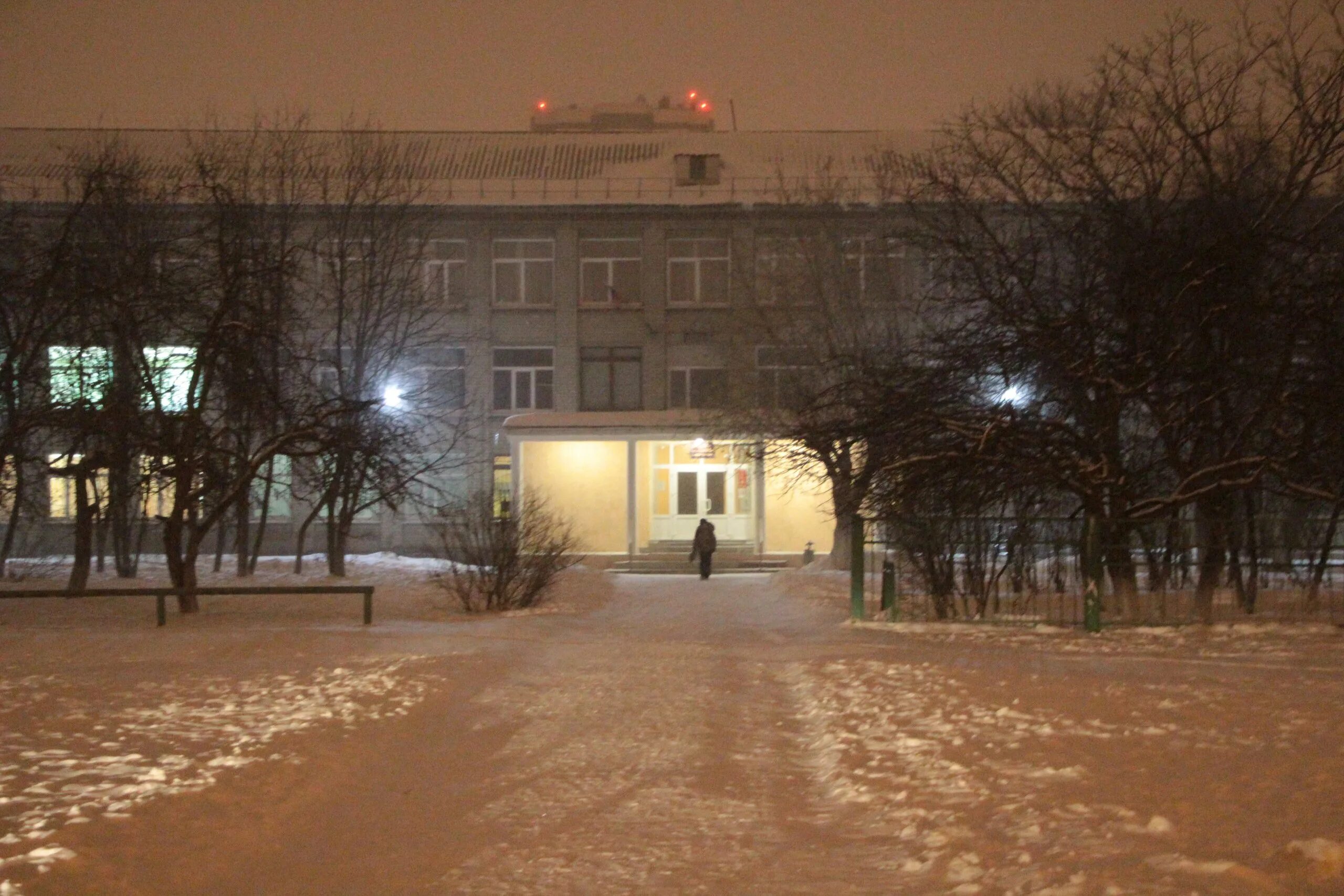 солнечное утро в городе. школьная раннее утро. ребенок просыпается. дети на уроке. доброе утро школа.