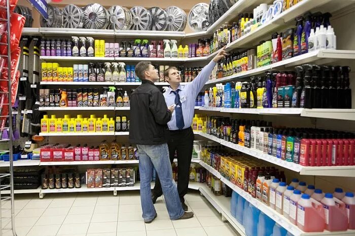 Покупатель запчастей. Продавец в магазин автозапчастей. Магазин автозапчастей продавец. Магазин запчастей продавец. Продавец консультант автозапчастей.
