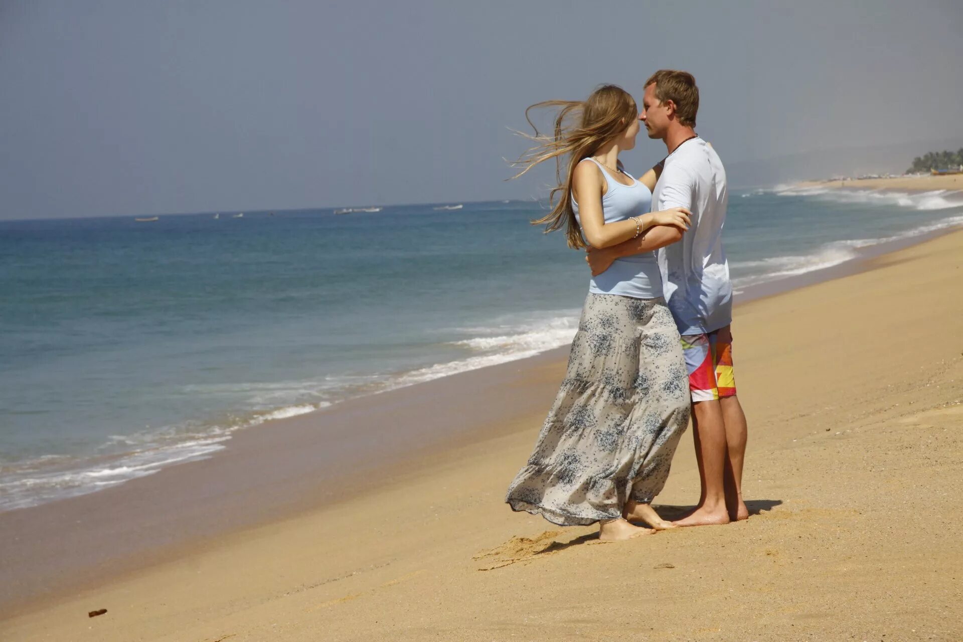 Влюбленные пары на море. Влюбленные на берегу моря. Мужчина и женщина на море. Парень с девушкой на море. Берег лове