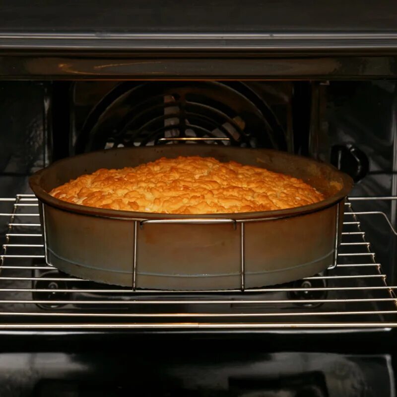 жидкий пирог. пирог с вареньем внутри в духовке. пирог после духовки. пирог после духовки. посыпать пирог.