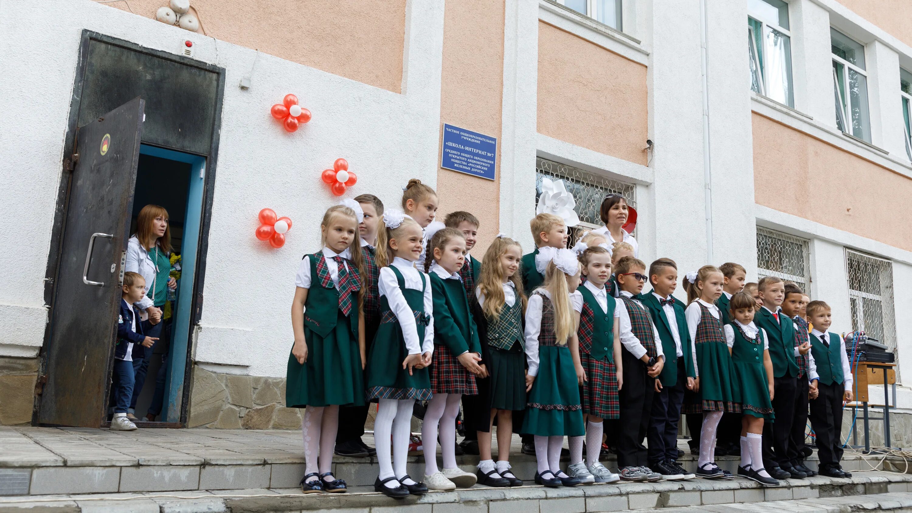 5 09 2022. 1 Сентября 2022 в школах Волгограда. Дети около школы. Школа первый класс. Школа первое сентября.