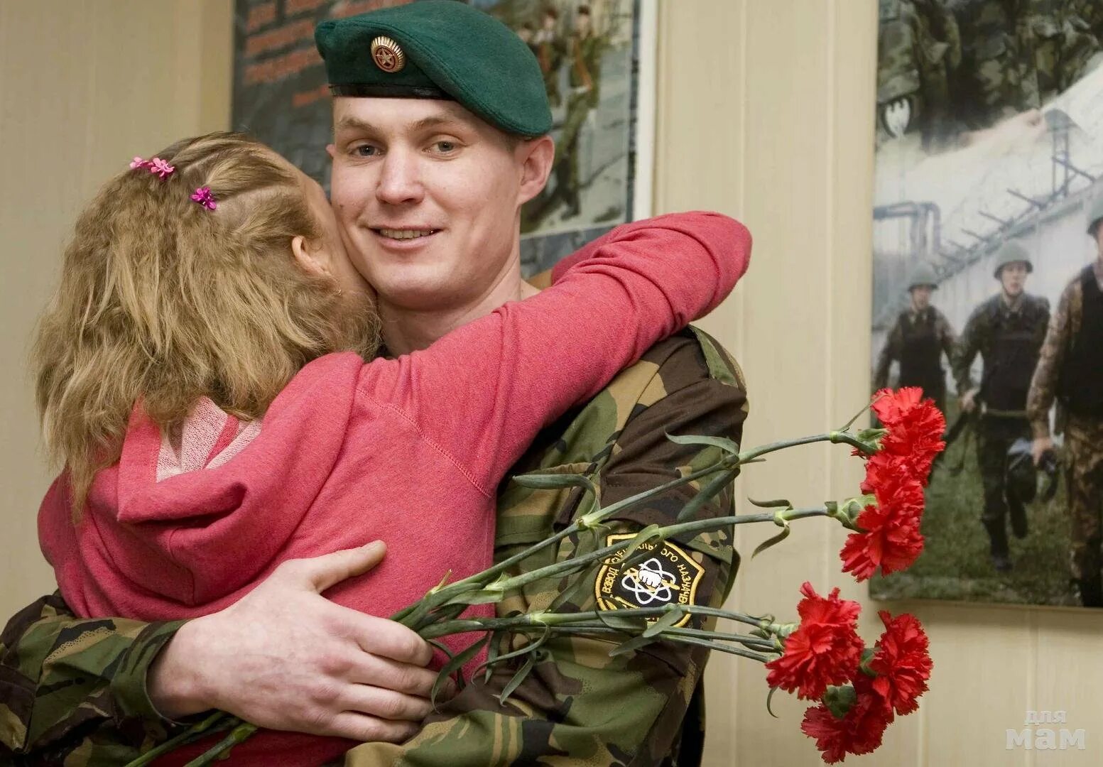День защитника отечества в кругу семьи. Солдат с цветами. С днем защитника Отечества солдат. Мужчины защитники Отечества. 23 Февраля солдат.
