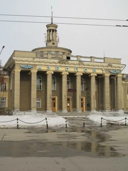 Городской аэропорт новосибирск. Здание аэропорта Новосибирск. Здание старого аэропорта Новосибирск. Новосибирск Северный город. Городской аэропорт Новосибирск Северный.