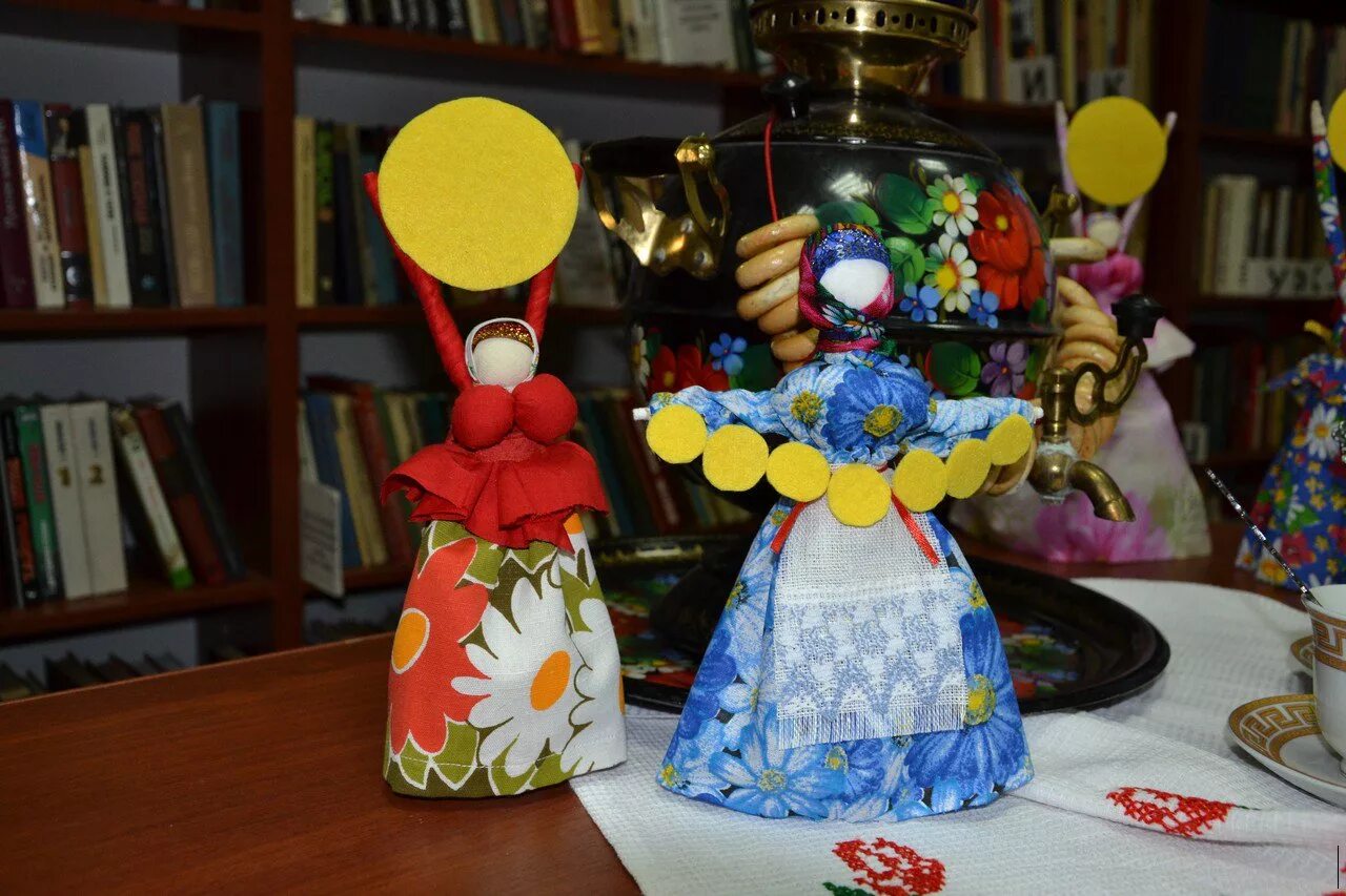 выставка масленичных кукол в ярославле. выставка на масленицу. выставка масленица. выставка на масленицу. книжная выставка про масленицу для детей.