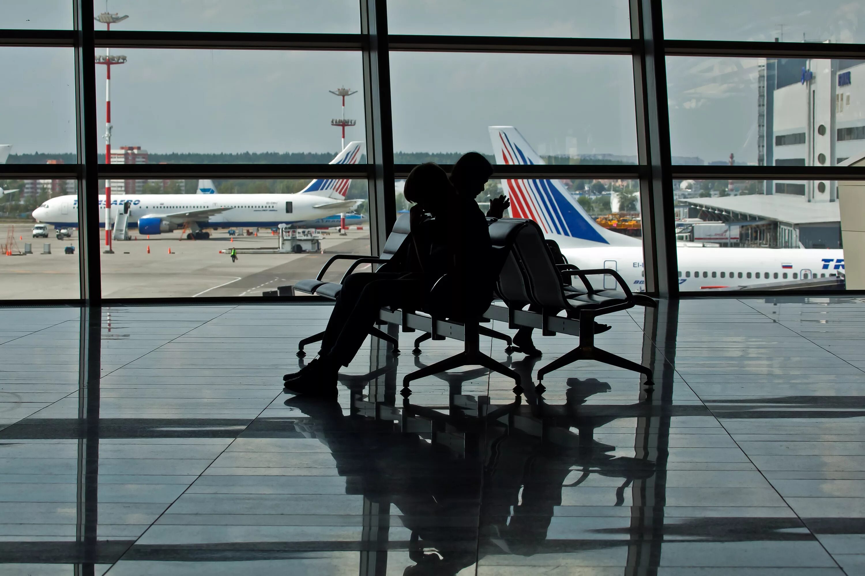 Аэропорт Внуково зал ожидания. Самолет и аэропорт. Окно аэропорта. Ожидание самолета в аэропорту.