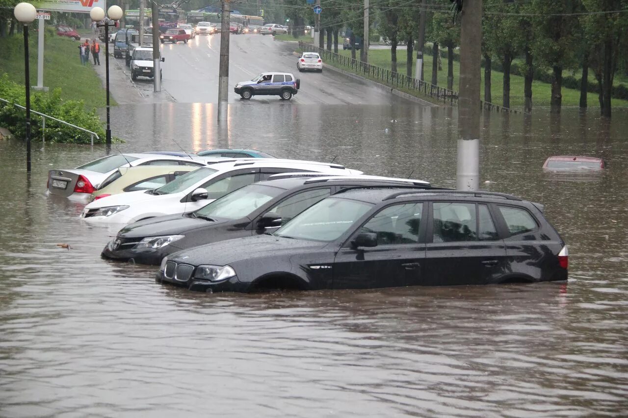 Затопленные автомобили. Утопленный авто. Наводнение автомобили. Машина затоплена.