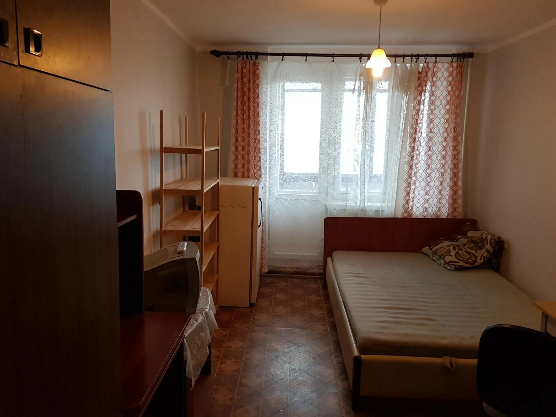 Комната бывшего общежития. Комната в общежитии. спальня в общежитии. фотографии комнаты в общежитии. благоустроенная комната в общежитии.