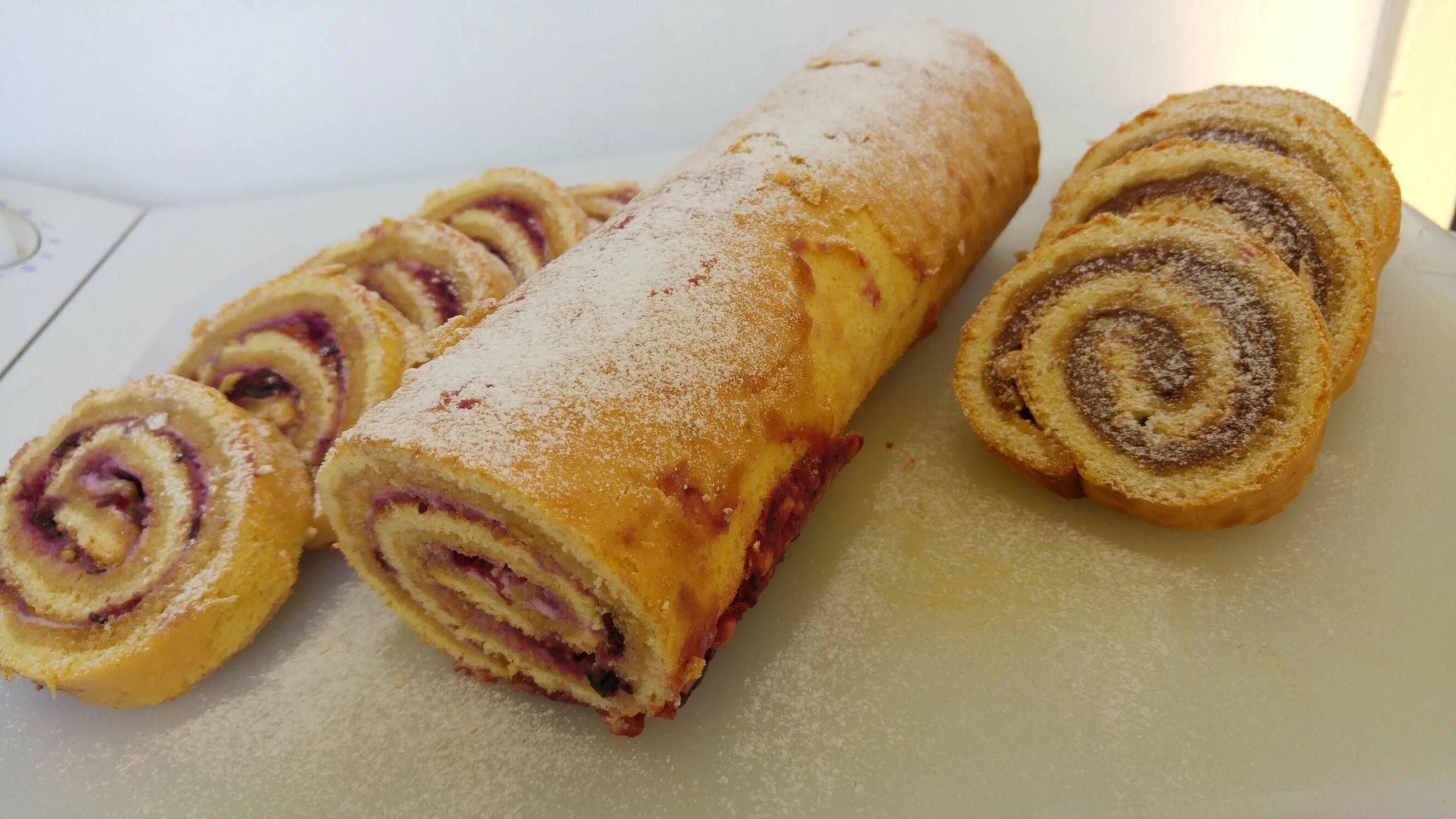 Рулет домашний. Бисквит для рулета. Рулет домашний. Домашний вкусный рулет пошагово. Рулетики сладкие.