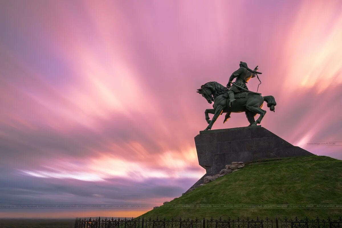 Салават юлаев памятник. Салават юлаев памятник в уфе. салават юлаев памятник башкирии. памятник салавату юлаеву в уфе. салават юлаев статуя в уфе.
