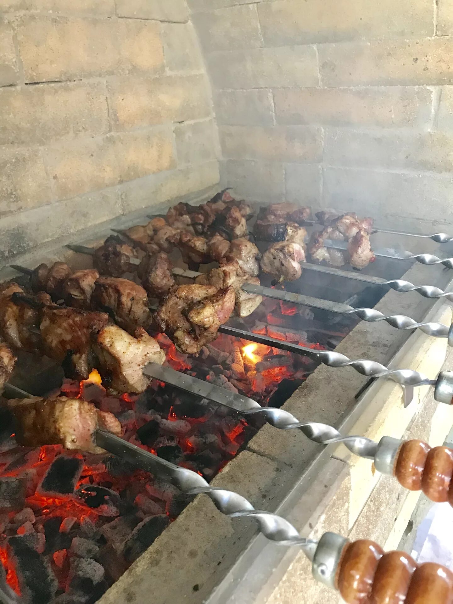 Армянский мангал. Армянский мангал. Армянский мангал. Армянски шашлык мангале. Длинный мангал с шашлыками.