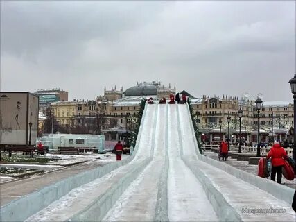 Горка на площади