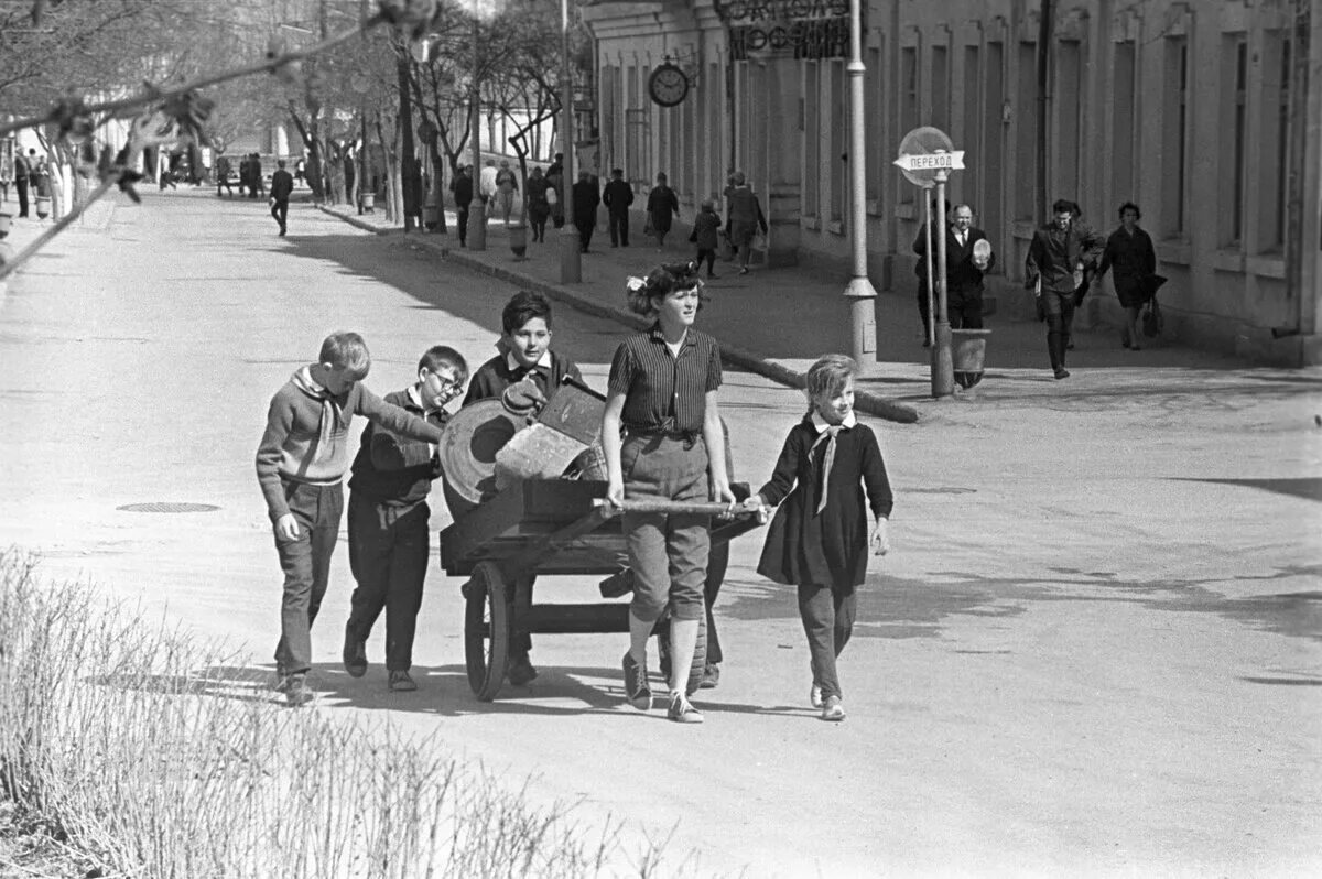 Сбор макулатуры в СССР. Сбор металлолома пионерами. Сбор металлолома в СССР. Школьники СССР.