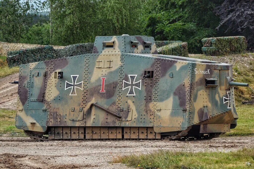Б м немецкий. Первый немецкий танк a7v. Немецкий танк а7v. Немецкий танк первой мировой а7v. A7v против mark5.