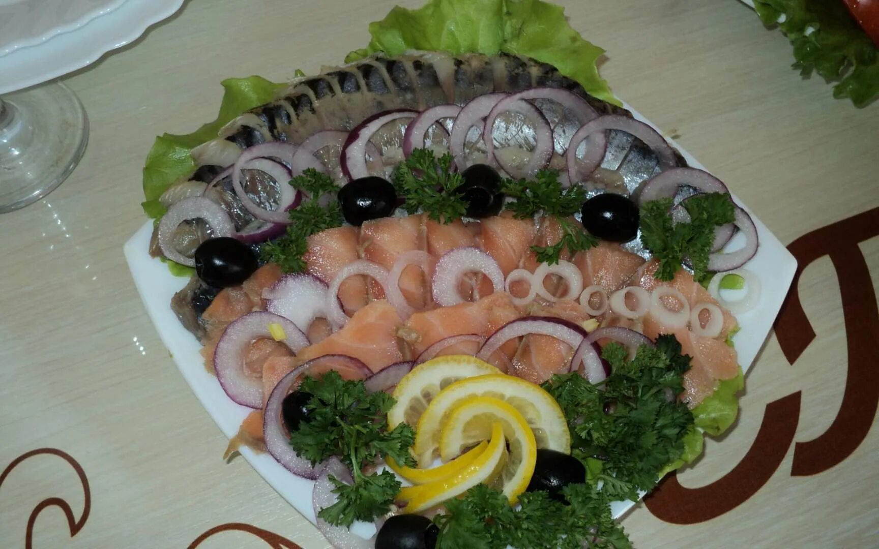Нарезки рыбные на стол фото. Красивая нарезка рыбы. Красивые нарезки на праздничный стол. Рыбная нарезка на праздничный стол. Красивая подача рыбной нарезки.