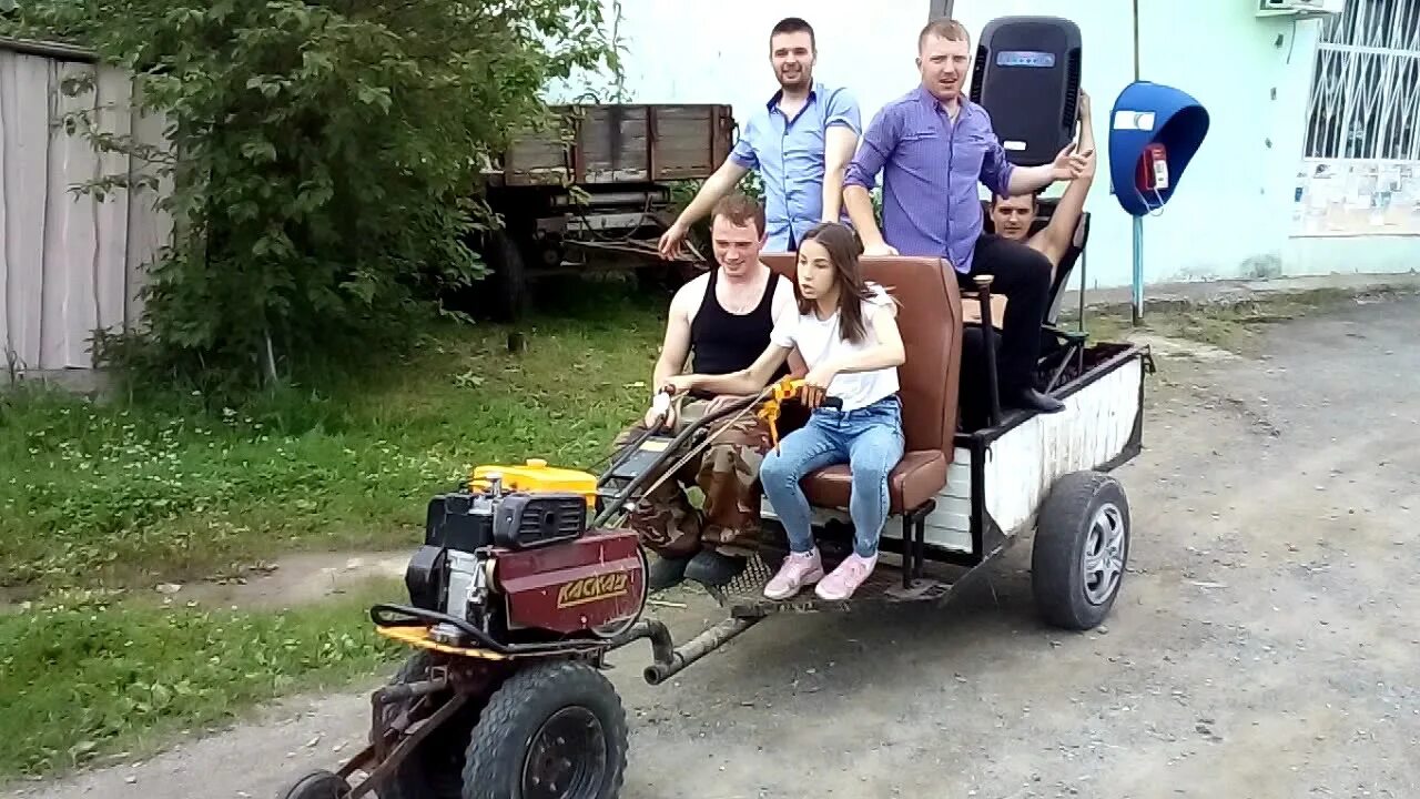 Еду на дискотеку в соседнее село слушать. Едет на мотоблоке. едем в соседнее село. едем в соседнее село на дискотеку. мотоблок едем в соседнее село.