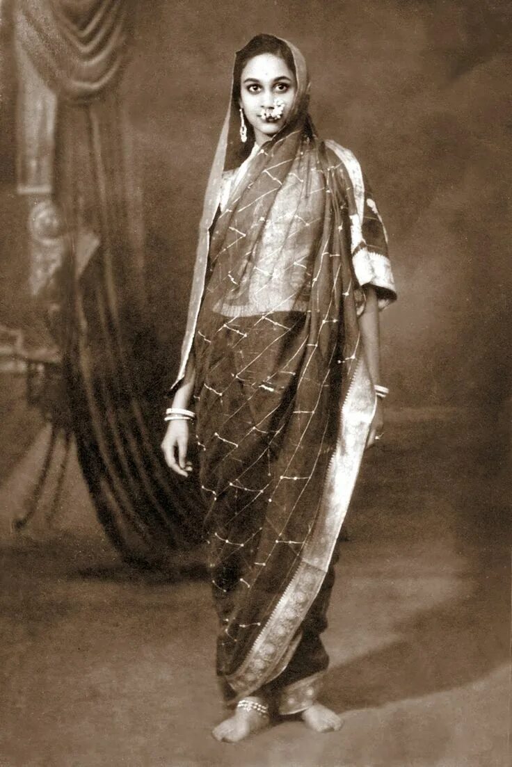 Индианка в 1880. Старинные индийские костюмы. Древние индийские танцы. Старинные индийские костюмы. Старинный индийские.