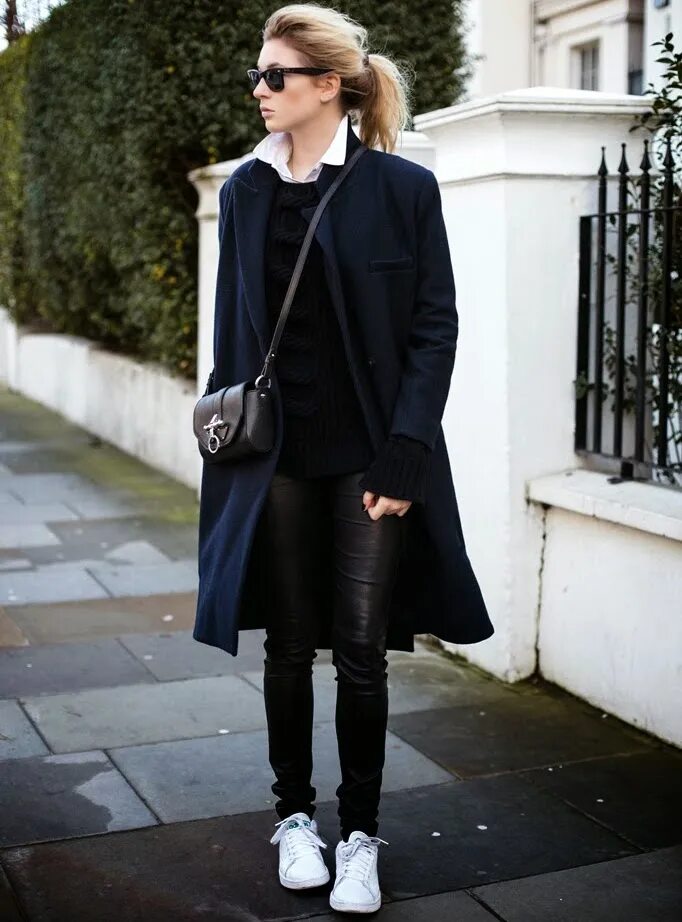 Светлые ботинки с платьем. Образы со светлыми ботинками. Белые ботинки с пальто. Образы с белыми ботинками. Черное пальто с кедами.