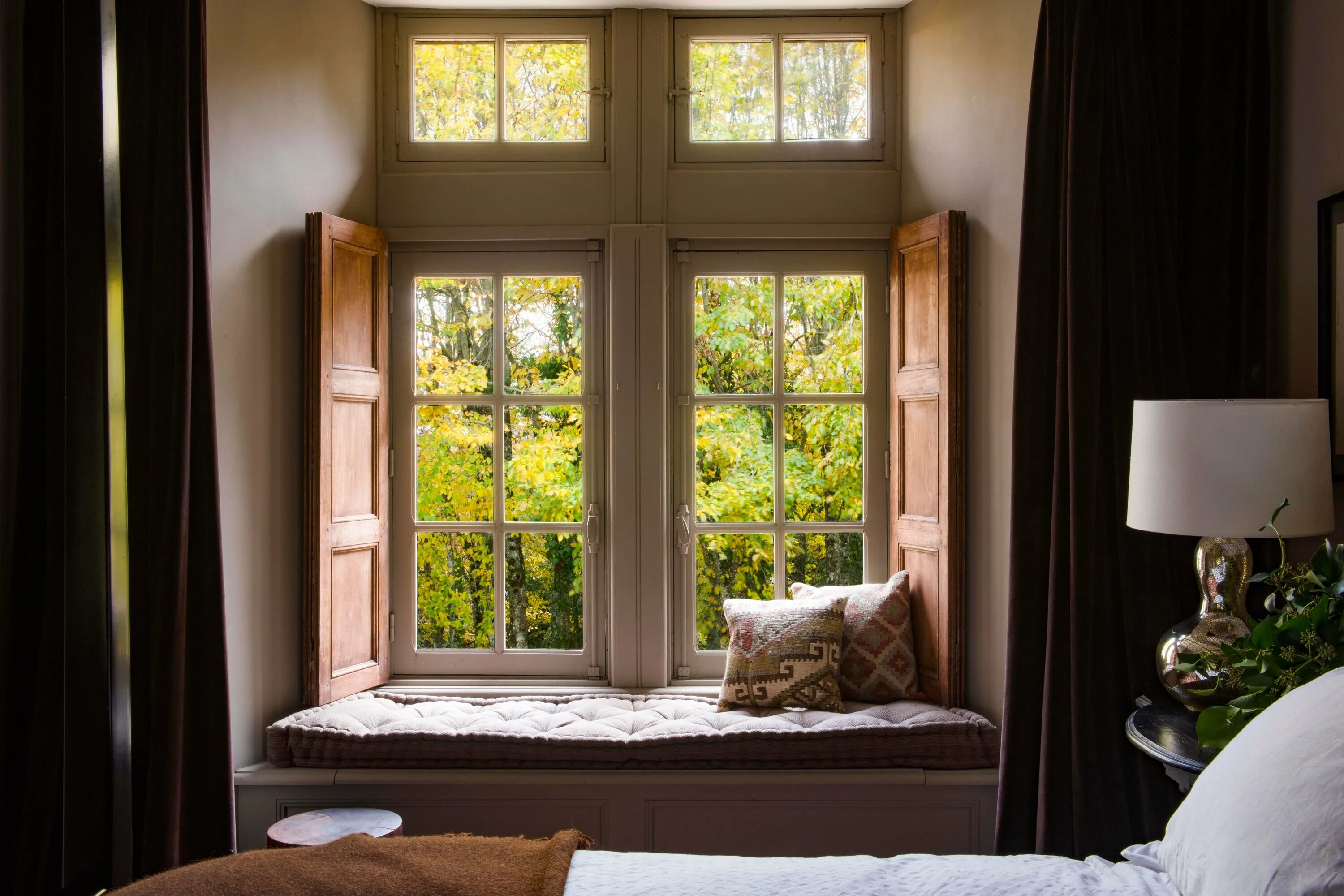 Окно в интерьере. Окно с подоконником. Французское окно с подоконником. Красивые окна. К чему снятся большие окна