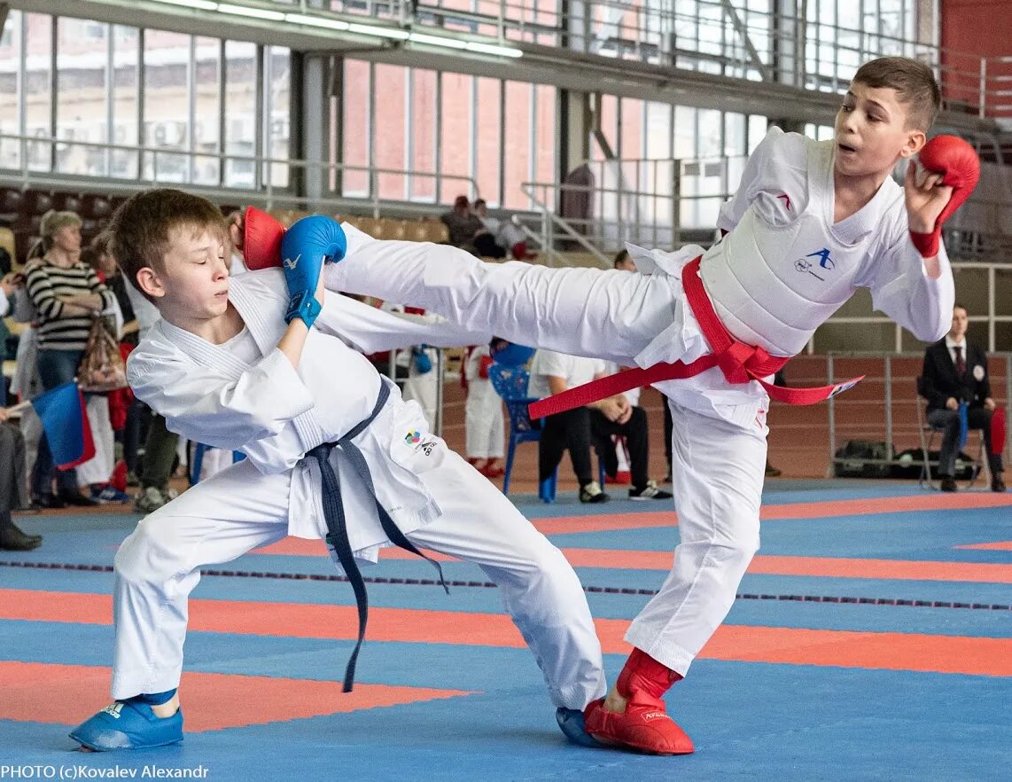 Каратэ wkf дети. Карате для детей в москве. Подростки карате. Каратэ дети босиком. Дети каратисты.