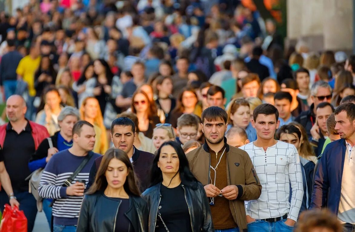 обычные жители города. люди в городе. обычные жители города. обычные жители города. европа люди.
