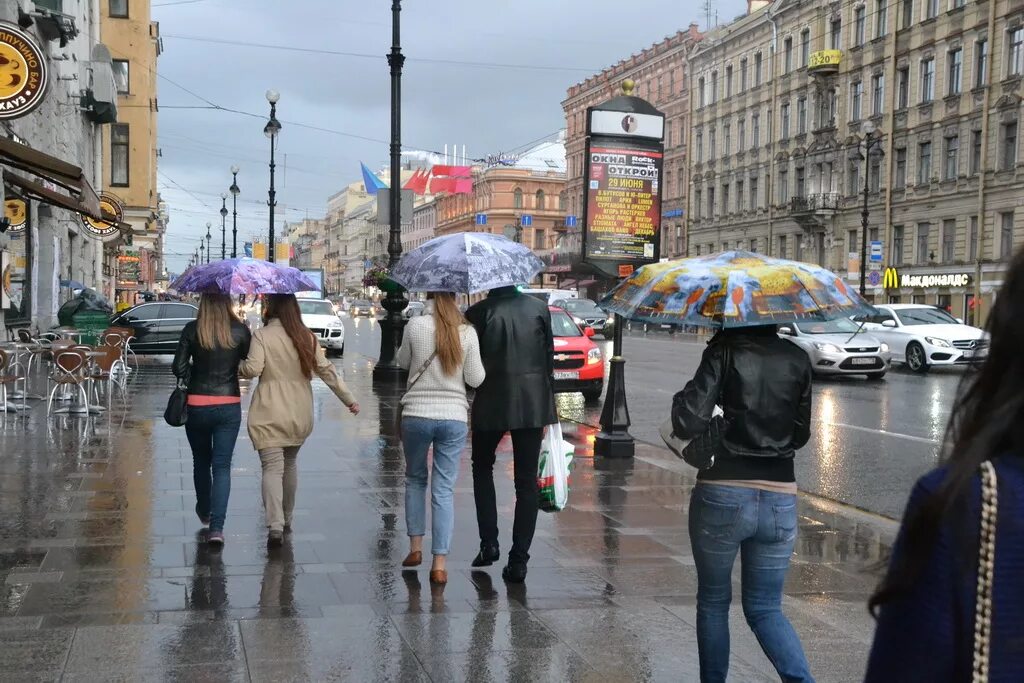 Воздух где идет в спб. Люди гуляют по Питеру. Горожане летом в Санкт-Петербурге. Бродить по улицам Питера. В чем ходят петербуржцы.
