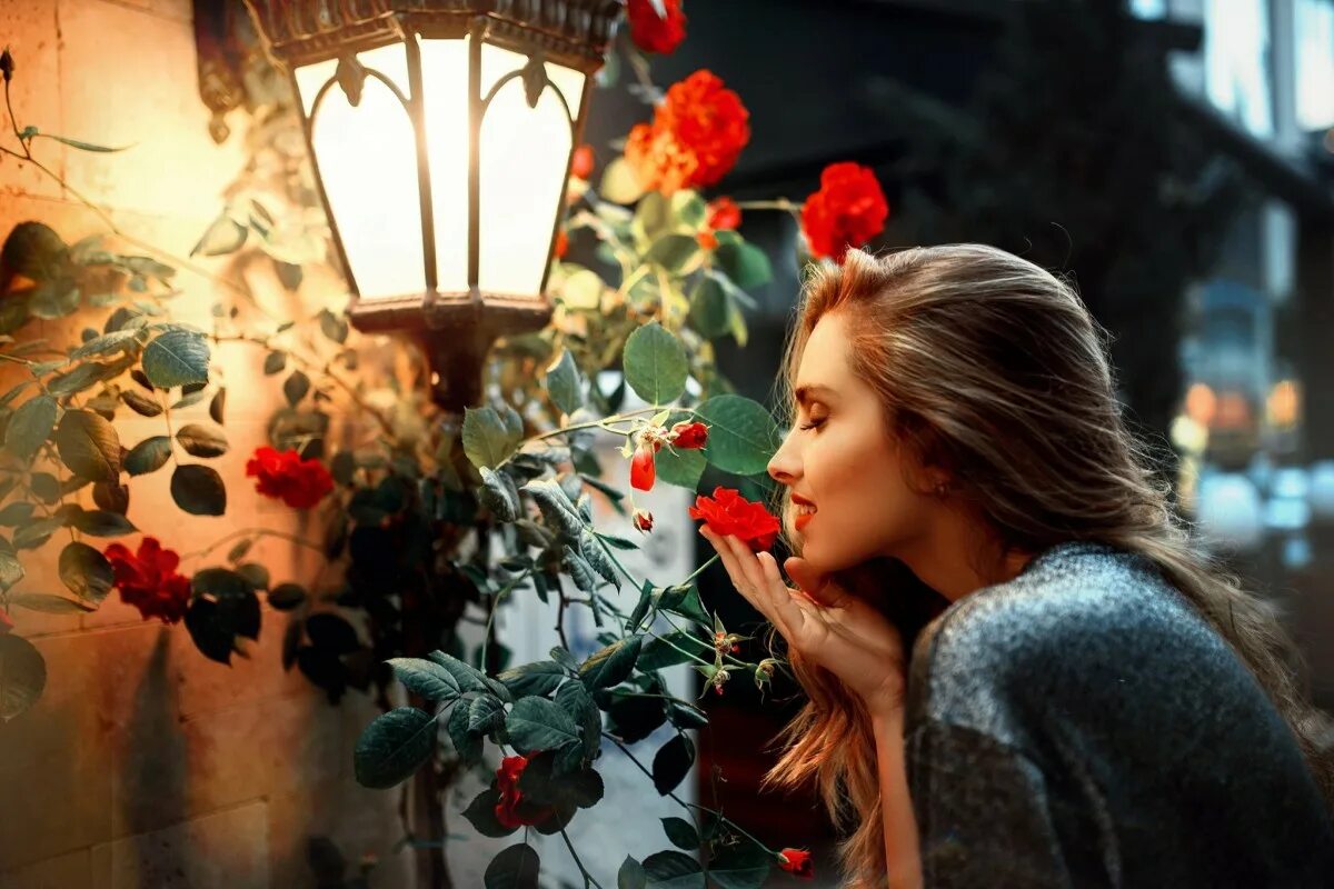 Ждала думала песня. Девушка с цветами. Девушка с цветком. Девушка с розой. Осень вечер девушка.