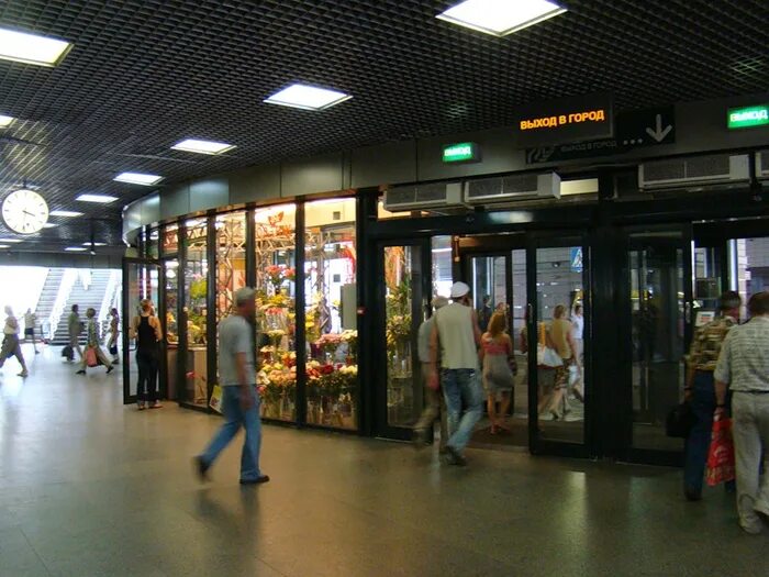 ладожский вокзал метро ладожская. выход с ладожского вокзала. ладожская (станция метро). ладожский вокзал внутри станция метро. ладожская станция метро питер.