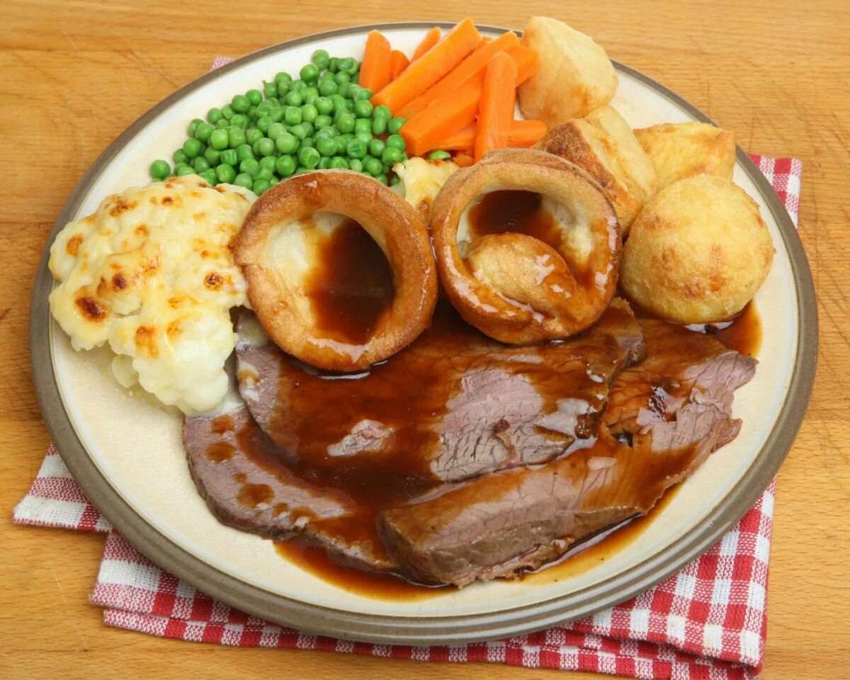 Готовить блюдо на английском. Сандей Роаст. Sunday Roast with Yorkshire Pudding. Британская кухня традиционные блюда. Ростбиф с йоркширским пудингом.