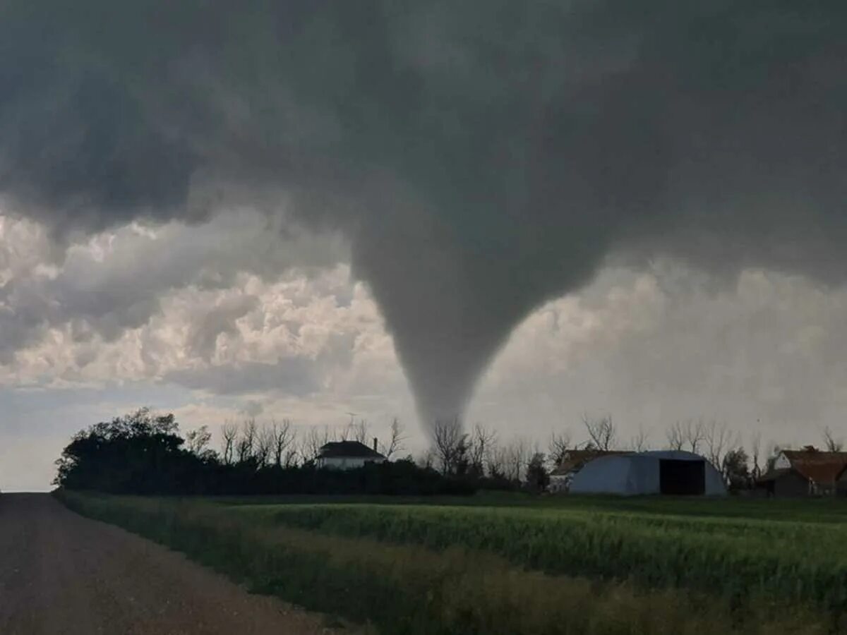 Ураган смерч торнадо. Места образования циклонов. Где чаще всего ураганы. Смерчи и торнадо. Смерчи на территории россии.