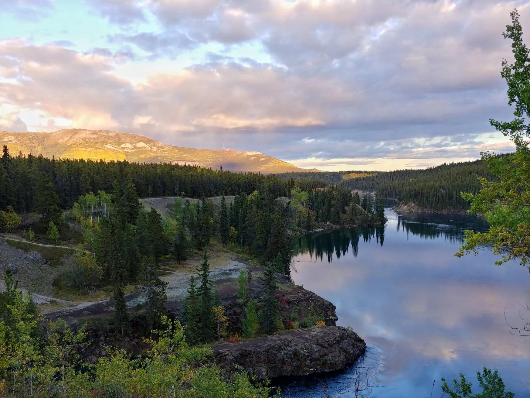 Уайтхорс Канада. Whitehorse Yukon. Река Юкон. Уайтхорс. Город провинции Юкон..