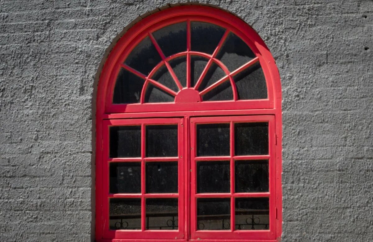 Красные пластиковые окна. Красные оконные рамы. Красная Ока. Окна с оконной рамой красные. Окна пластиковые красно