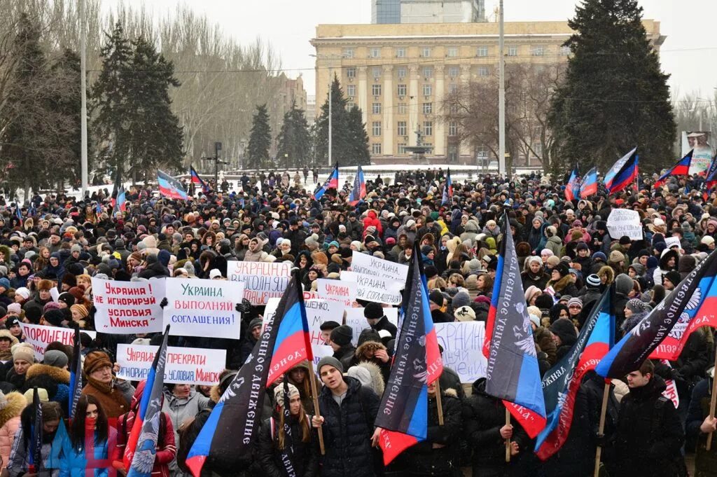 Днр протесты. Донецк "7 апреля 2014" митинг. Митинг донецкая народная республика 2014. Митинг донецкая народная республика 2014. Митинг донецкая народная республика 2014.