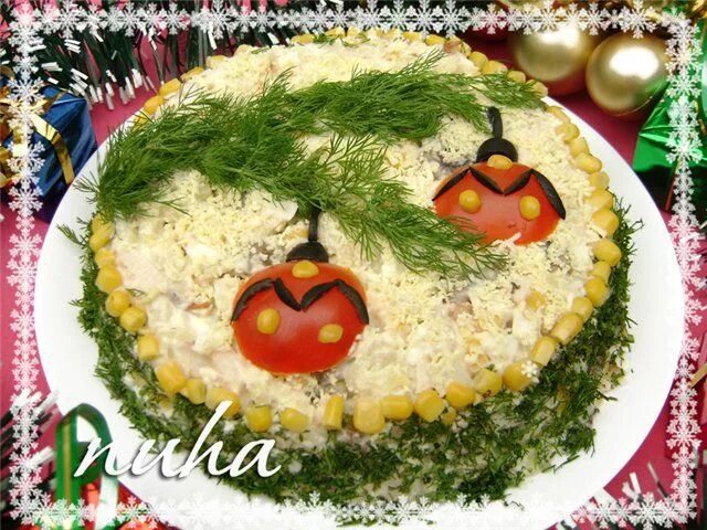 Decorando ensaladas en la mesa de Año Nuevo