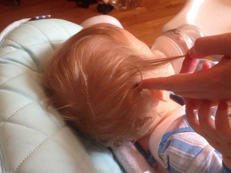 Как подстричь новорожденного. Подстригание малыша машинкой. Подстричь новорожденному волосы. Новорожденным подстригают волосы?. Подстричь ребенка машинкой длиной 4 см.