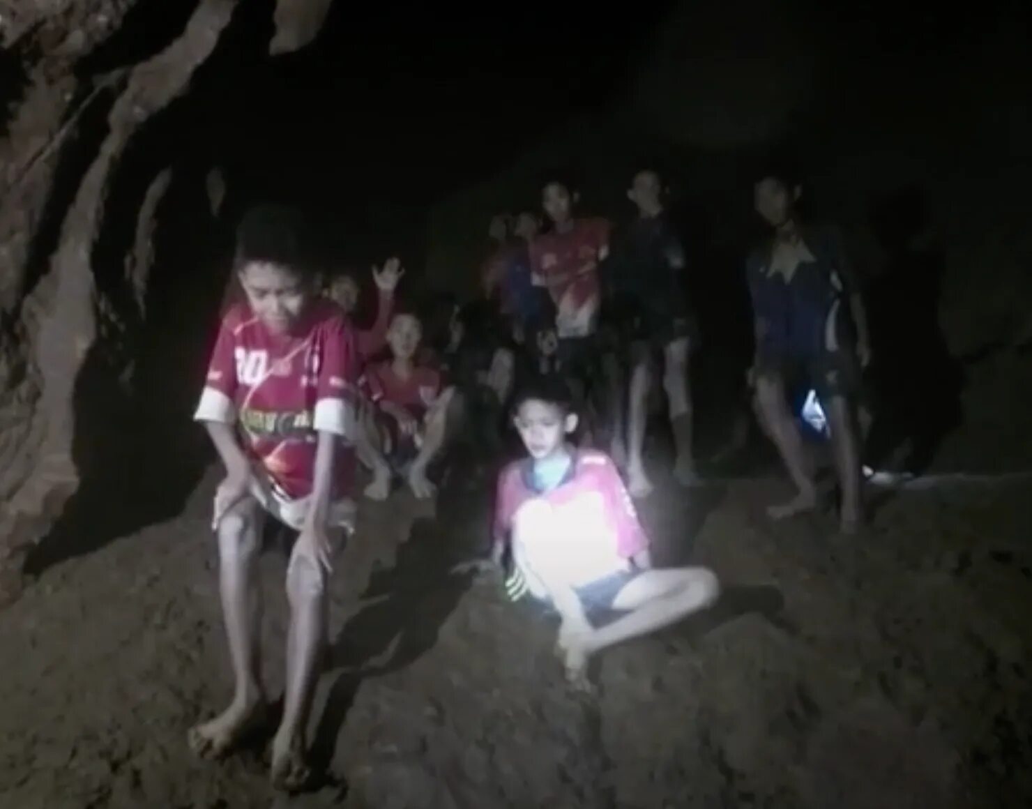 Экапол чантавонг. Спасение мальчиков из пещеры в таиланде. Мальчики в пещере в тайланде. Футбольная команда пещера. Пещера тхам луанг.