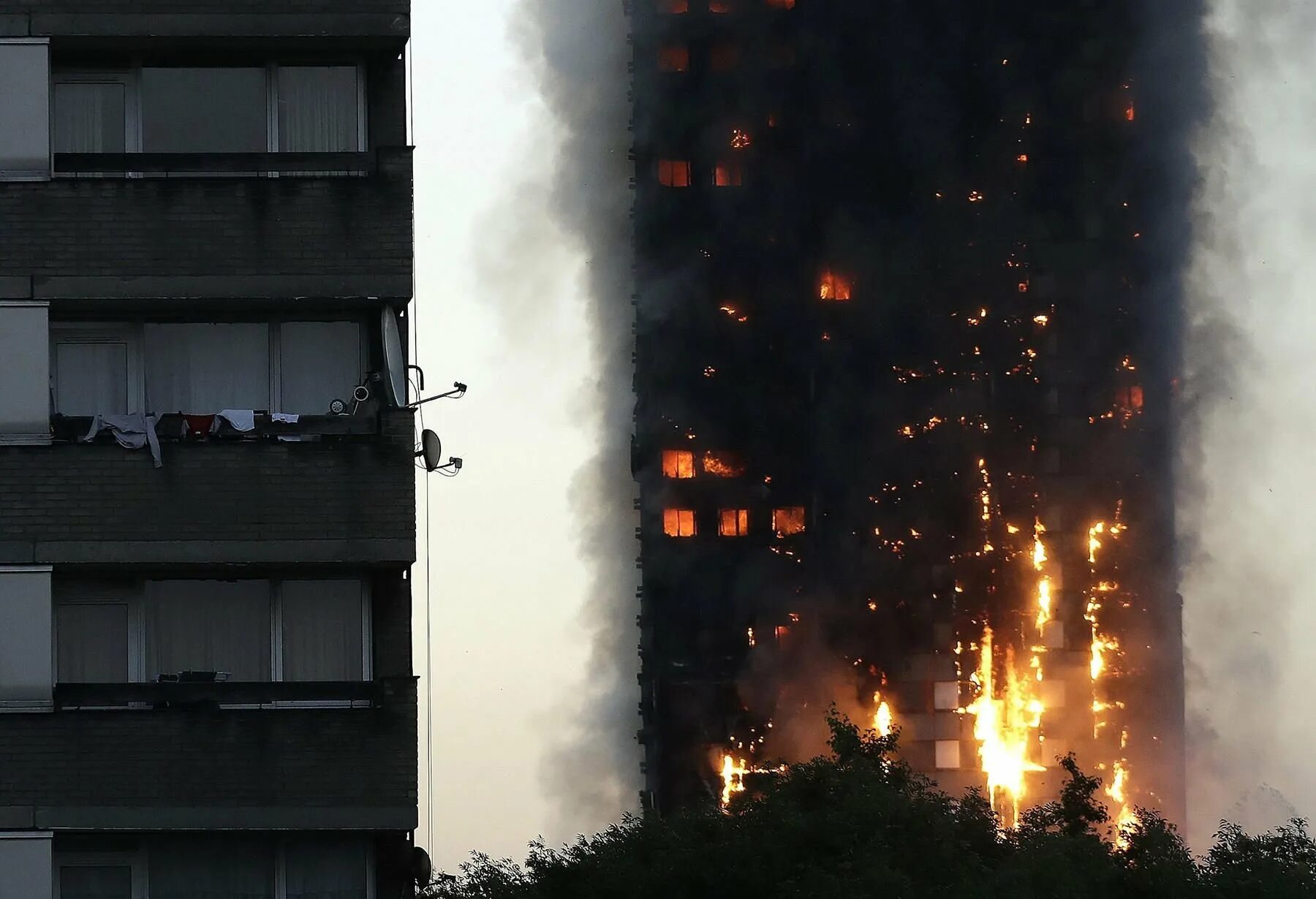 Горит небоскреб. Пожар в здании Grenfell Tower в Лондоне. Гренфелл Тауэр пожар. Пожар в многоэтажном доме в Лондоне. 2017: Пожар в Grenfell Tower в Лондоне.