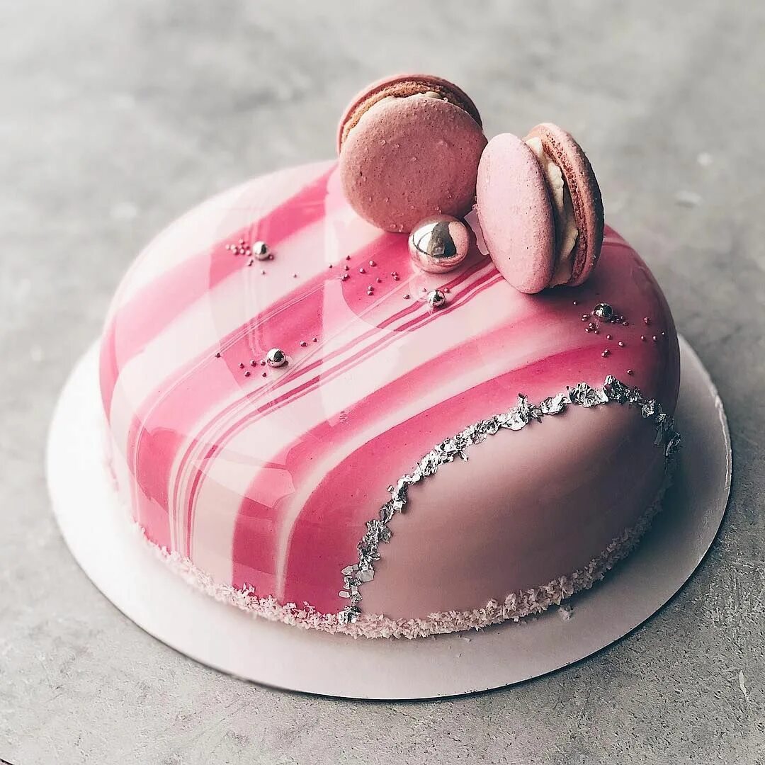 Торт из марципана. Торт с марципаном. Марципанов торт. Украшения из марципана для торта. Торт с марципаном.