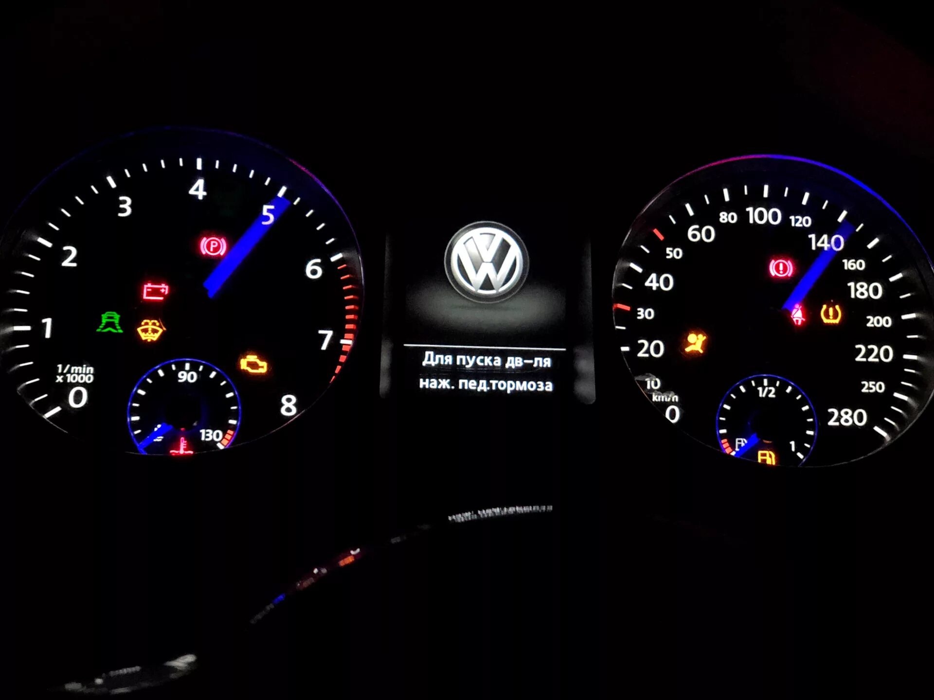 Значки пассат б6. Приборная панель Volkswagen Passat cc. Фольксваген Пассат СС панель приборов. Passat cc цифровая приборка. Фольксваген Пассат б6 приборная панель ночью.