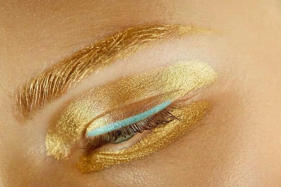Золотые тени диор. Золотой макияж. Золотистый макияж глаз. Макияж с золотом.