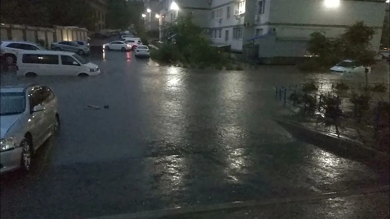В ростове дождь проливные дожди. Потоп в ростове на дону. Ливень в ростове на дону. Потоп в ростове на дону. Сильный дождь фото.