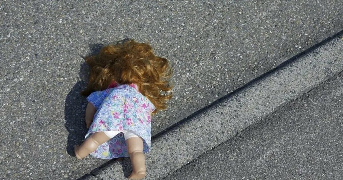 Сбитые дети на дорогах. Кукла на дороге. Дети валяются на дороге.