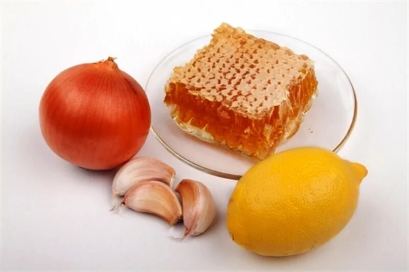 Лук чеснок лимон. Лук чеснок и мед. Мед и репчатый лук. Народное средство лук и мед.