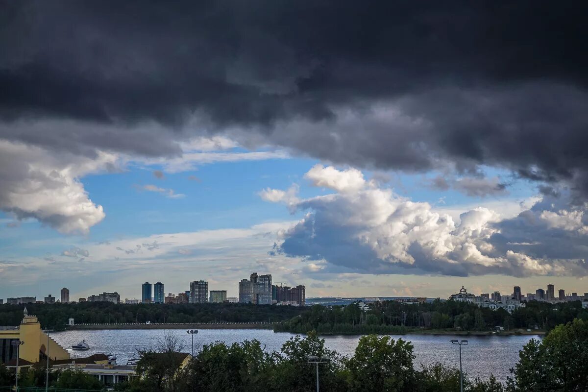 Ветер г москва. Химкинское водохранилище высотки. Москва пасмурно. Пасмурное небо в городе. Пасмурный день в Москве.