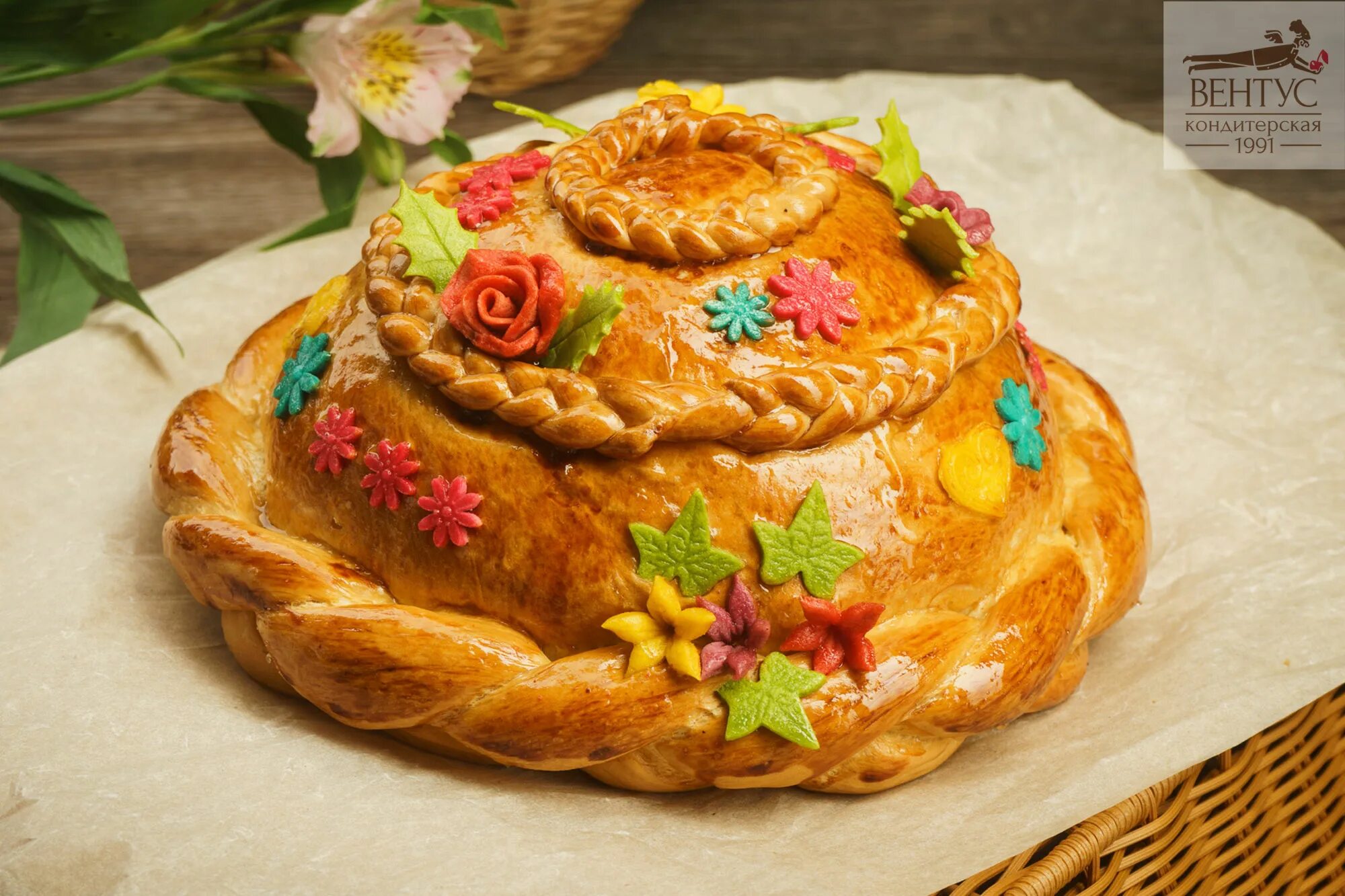 украсить каравай. красивые караваи на свадьбу. свадебный каравай. украшение каравая. каравай церковный.