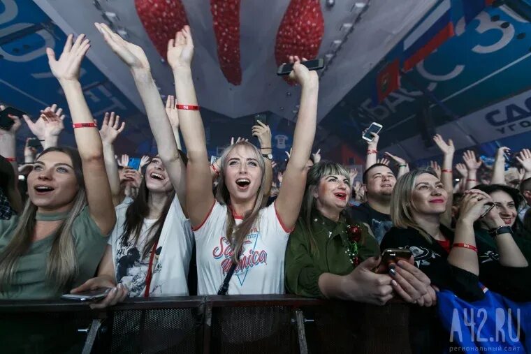 Руки Вверх!" (2024, фильм) - "Весьма атмосферный фильм - злобный продюсер, фанат
