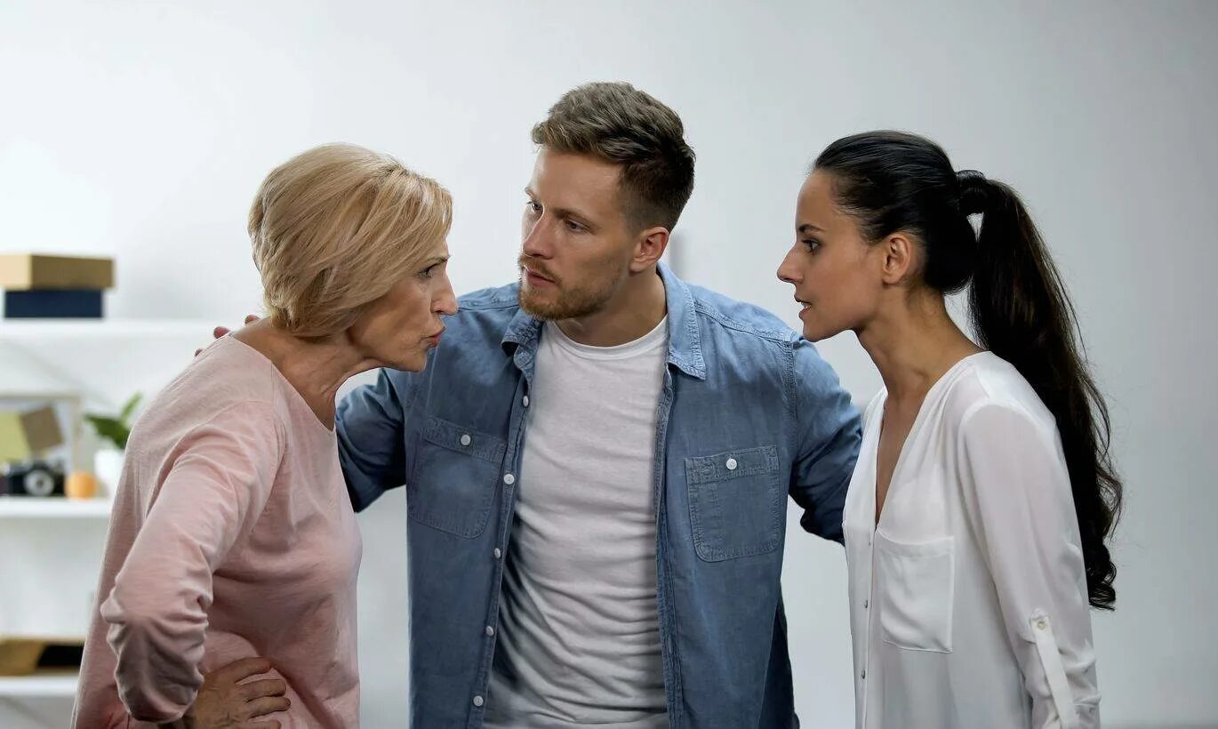 Новорожденный и свекровь. Свекровь и невестка. Свекровь конфликт. Отношения со свекровью. Недовольная невестка.