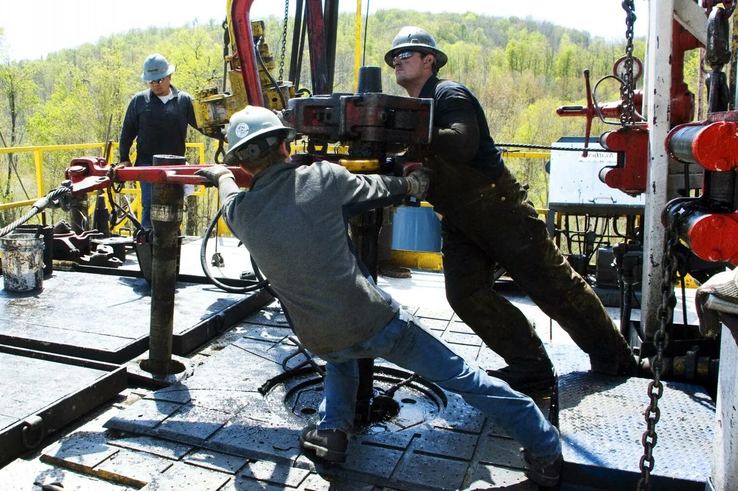Нефтяник бурильщик. Бурильщик на буровой. Помощник бурильщика эирбс 5р. Бурильщик нефтяных скважин. Бурильщик нефтяных и газовых.